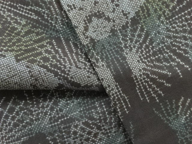  松に扇模様織り出し本場泥大島紬着物（9マルキ）